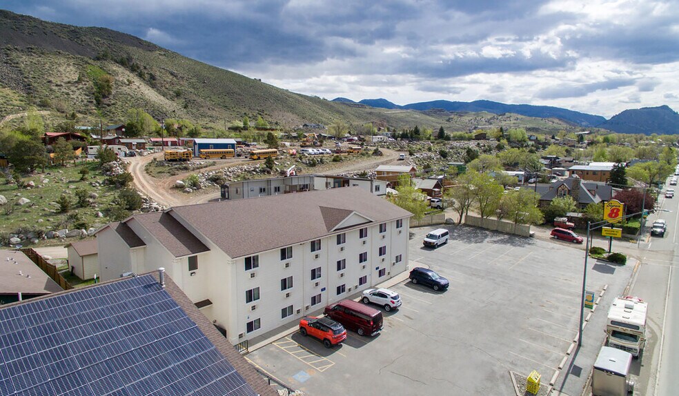 More Photos Of 702 Scott St, Gardiner Hotel For Sale