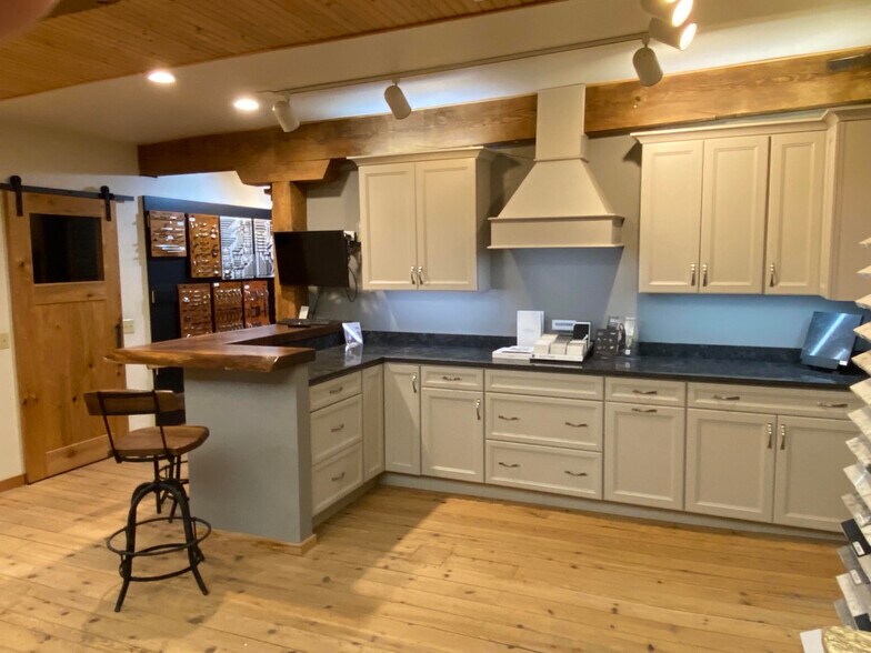 More Photos Of 72 Railroad Ave, Hamlin Freestanding For Sale