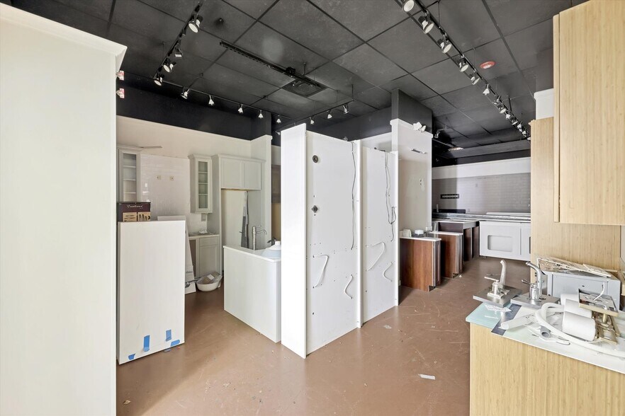 More Photos Of 2451 17th St, Sarasota Showroom For Sale
