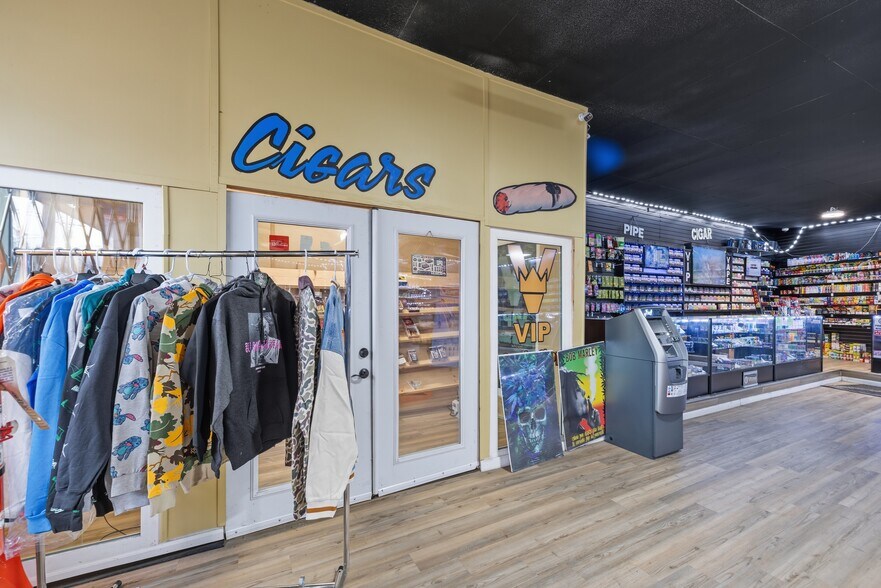 More Photos Of 4413 Glenway Ave, Cincinnati Storefront For Sale