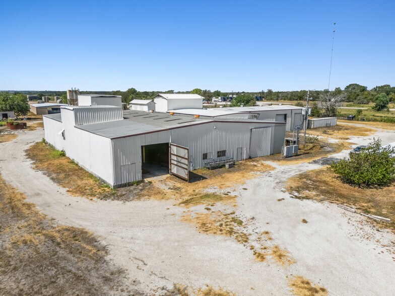 More Photos Of 2400 E Pierce St, Luling Warehouse For Sale