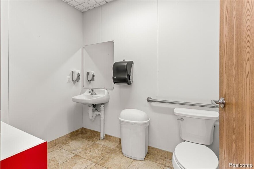 More Photos Of 3020 Oakwood Blvd, Melvindale Office For Sale