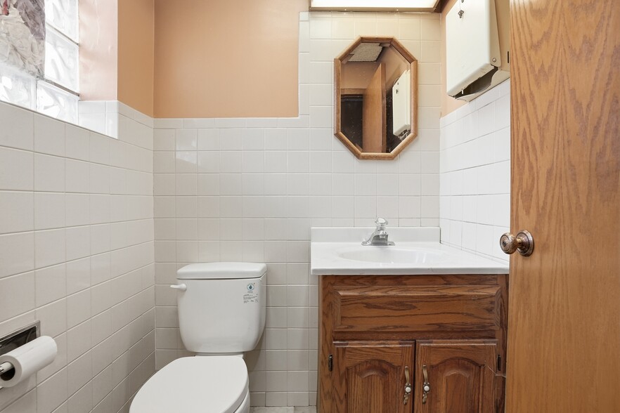 More Photos Of 17704-17718 Oak Park Ave, Tinley Park Office For Sale