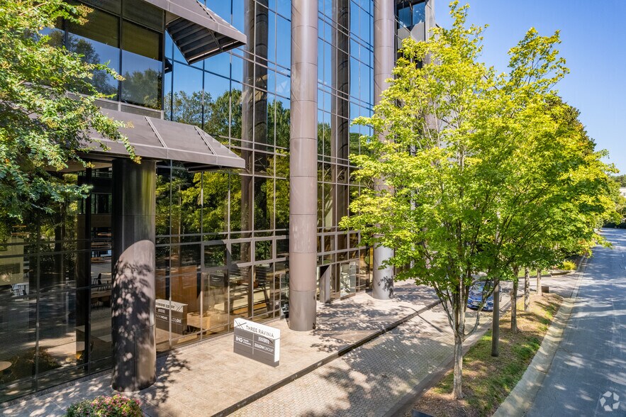 More Photos Of 3 Ravinia Dr, Atlanta Office For Lease