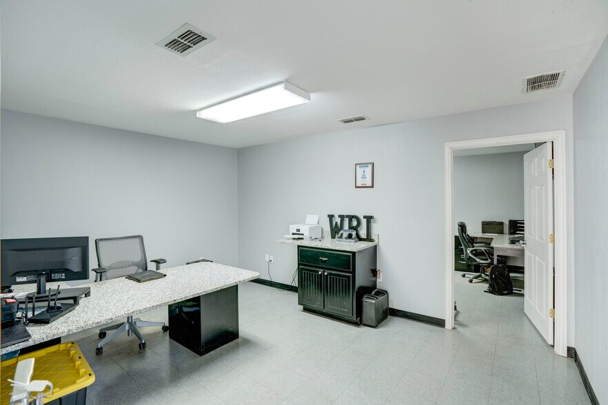 More Photos Of 11578 Airway Blvd, Roanoke Warehouse For Sale