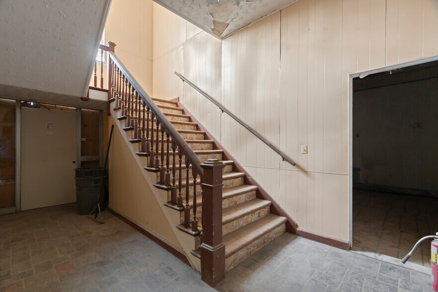 More Photos Of 54 Washington St, Middletown Office For Sale