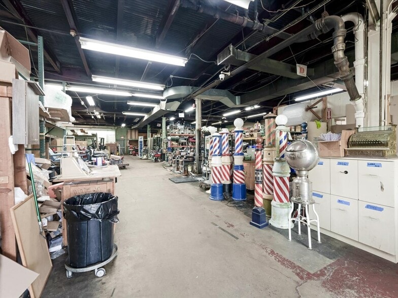 More Photos Of 200 E Sunrise Hwy, Freeport Warehouse For Lease