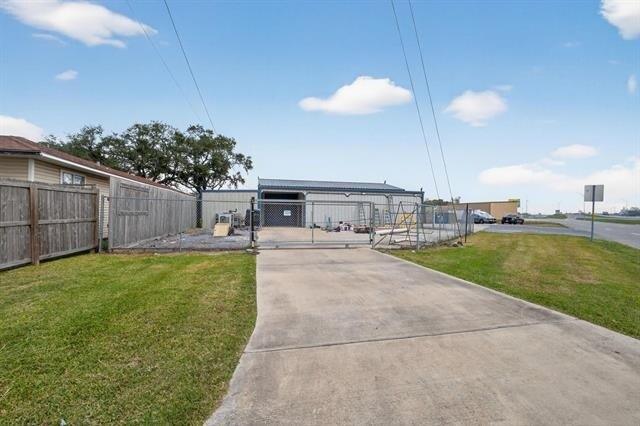 More Photos Of 3050 E Parkway St, Groves Showroom For Sale
