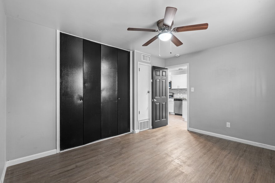 More Photos Of 4401 S Crooks Rd, Royal Oak Apartments For Sale