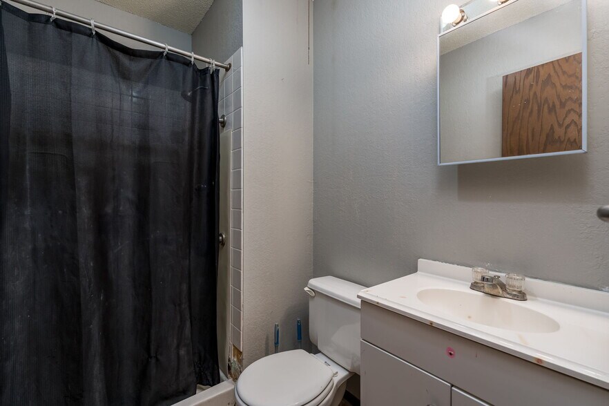 More Photos Of 3200 S Maple Ave, Slayton Apartments For Sale