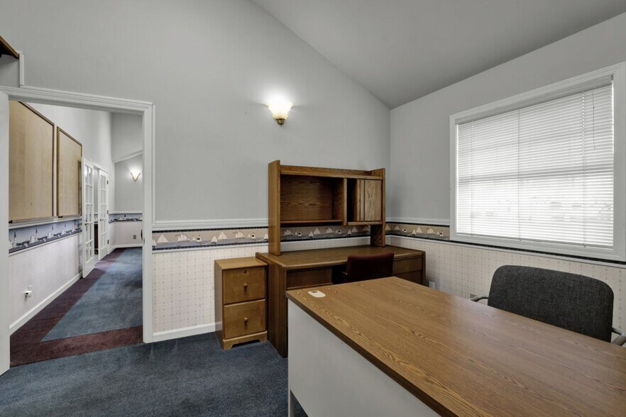 More Photos Of 1875 Highway 101, Florence Office For Sale