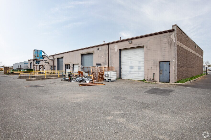 More Photos Of 41 Howard Pl, Ronkonkoma Warehouse For Lease