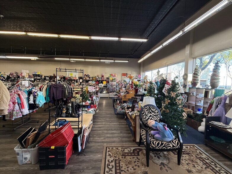 More Photos Of 137 N L St, Dinuba Storefront Retail Residential For Sale