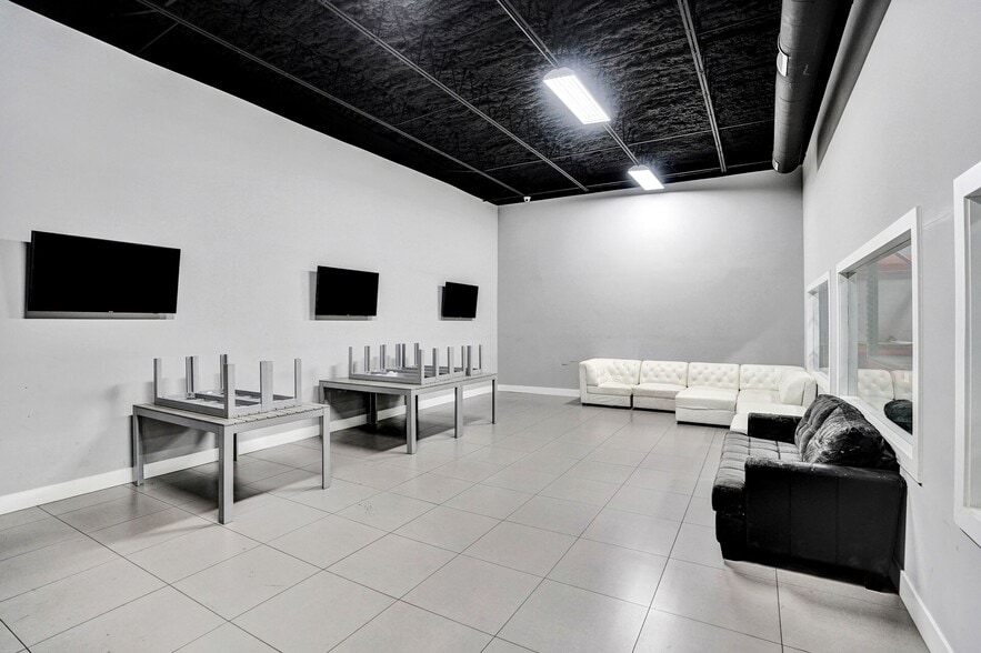 More Photos Of 2521 NE 4th Ave, Pompano Beach Flex For Lease