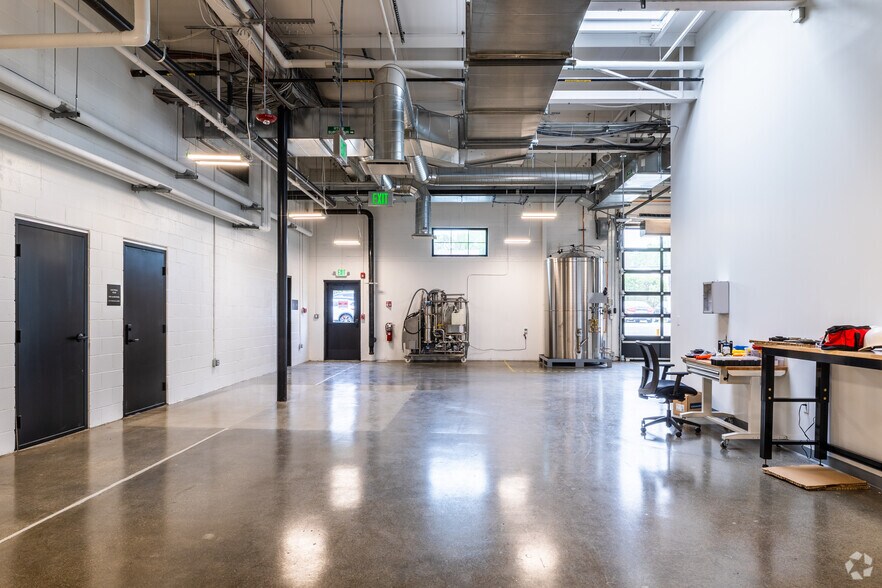 More Photos Of 154 Calvary St, Waltham Research And Development For Lease