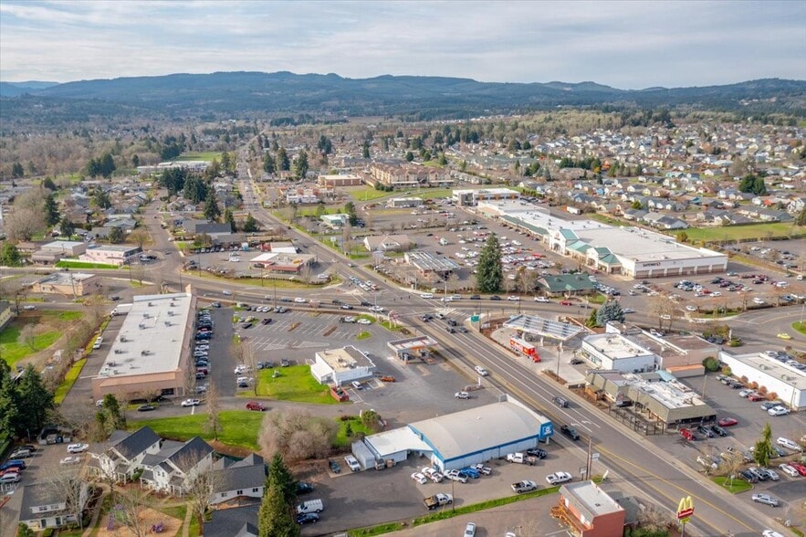 More Photos Of 242-244 Main St, Dallas Freestanding For Lease