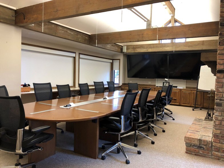 More Photos Of 475 W Terra Cotta Ave, Crystal Lake Office For Lease
