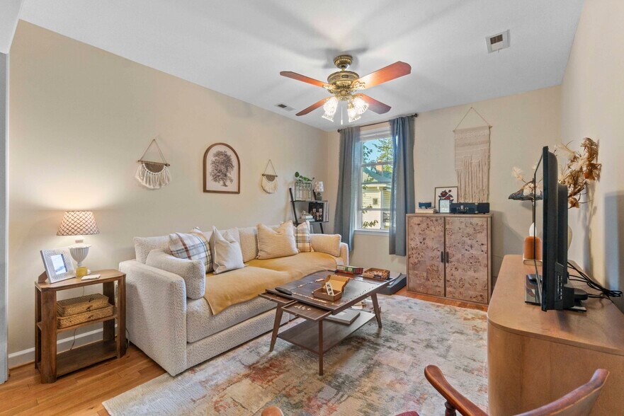 More Photos Of 5011 Roland Ave, Baltimore Apartments For Sale