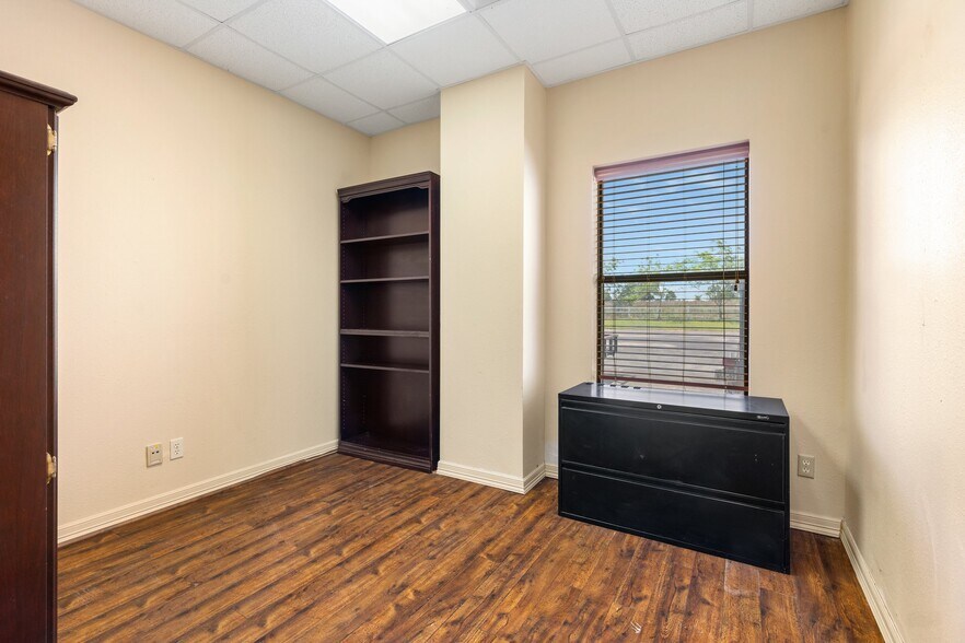 More Photos Of 26069 Springer Cemetary Rd, Hockley Flex For Sale