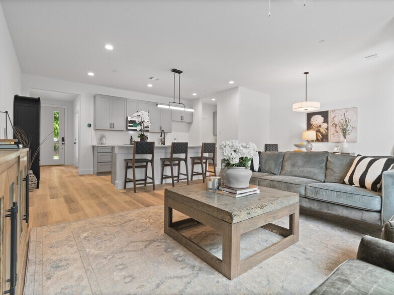 More Photos Of 7811 Mohawk Dr, Dallas Apartments For Sale