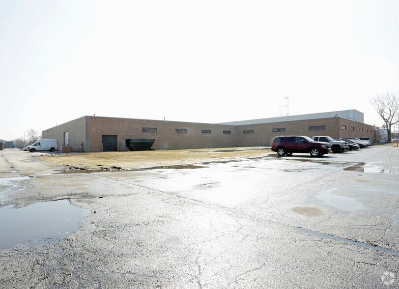 More Photos Of 832 Industrial Dr, Elmhurst Manufacturing For Lease