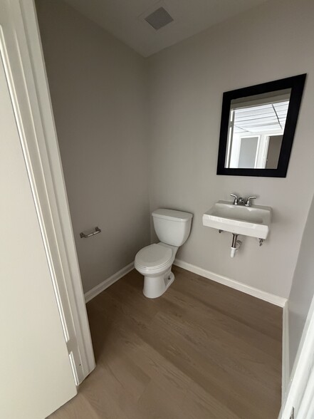 More Photos Of 16410 Lee Rd, Humble Unknown For Lease