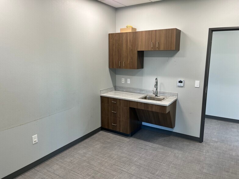 More Photos Of 6450 Central Park Blvd, Abilene Office For Sale