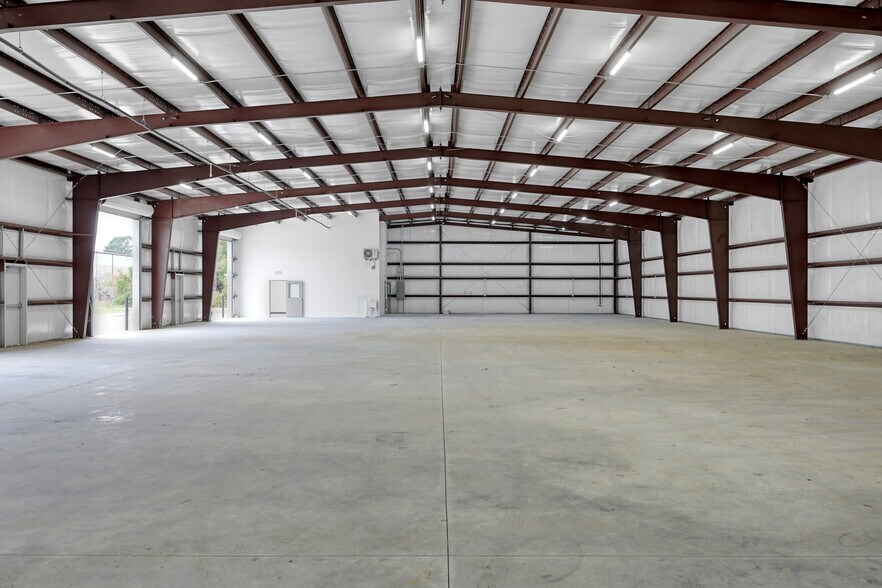 More Photos Of 535 S Persimmon St, Tomball Warehouse For Lease