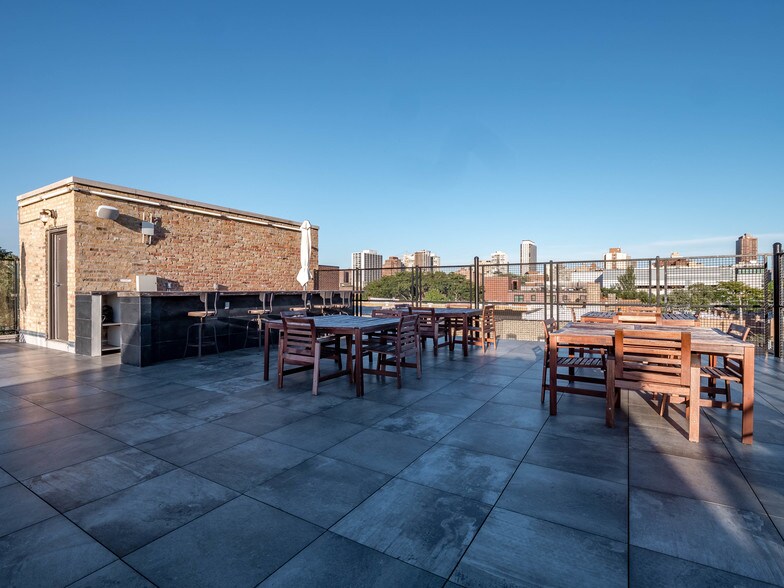 More Photos Of 3033-3035 N Clark St, Chicago Office For Sale
