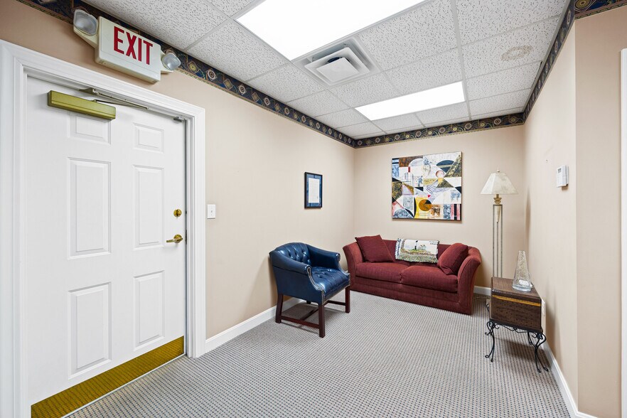 More Photos Of 303 Middletown Pky, Louisville Office For Sale