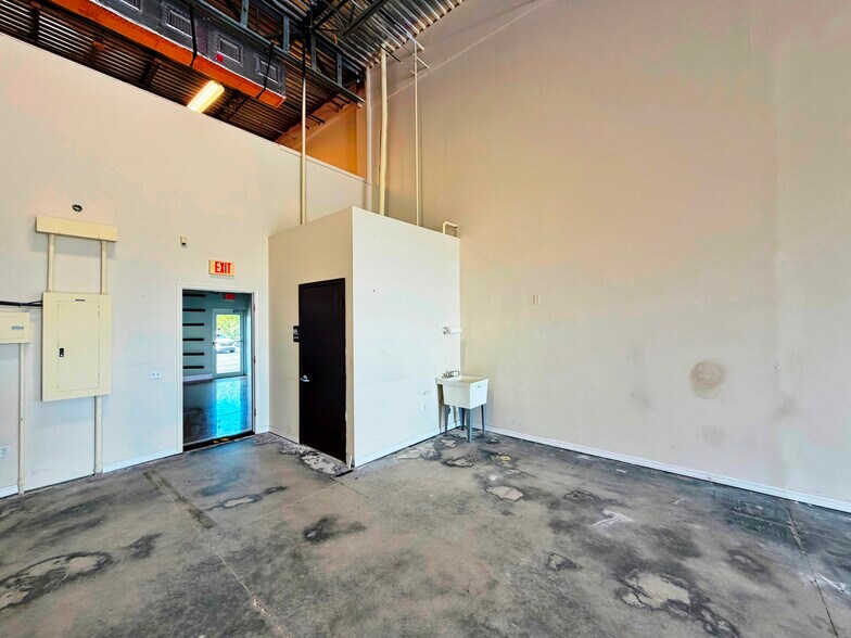 More Photos Of 14231 W Jetport Loop, Fort Myers Showroom For Lease