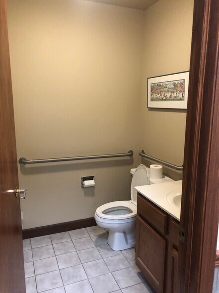 More Photos Of 14047 W Petronella Dr, Libertyville Office For Sale