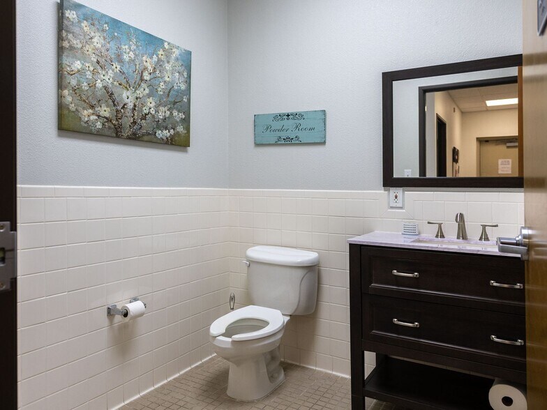 More Photos Of 7250 W Vickery Blvd, Fort Worth Office For Sale