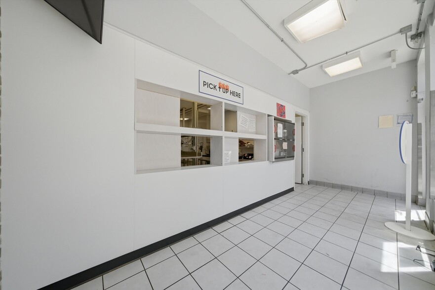 More Photos Of 907 N Damen Ave, Chicago Storefront Retail Residential For Lease