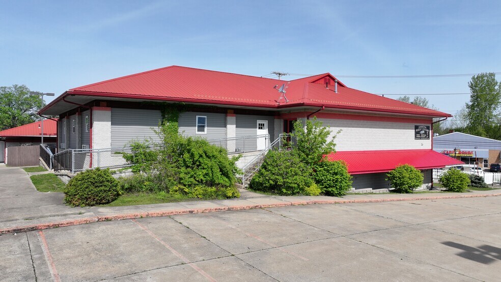 More Photos Of 192 E Main St, Lexington Restaurant For Sale