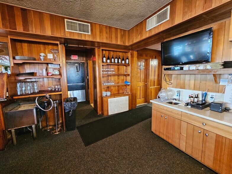 More Photos Of 46 Woodcleft Ave, Freeport Restaurant For Sale