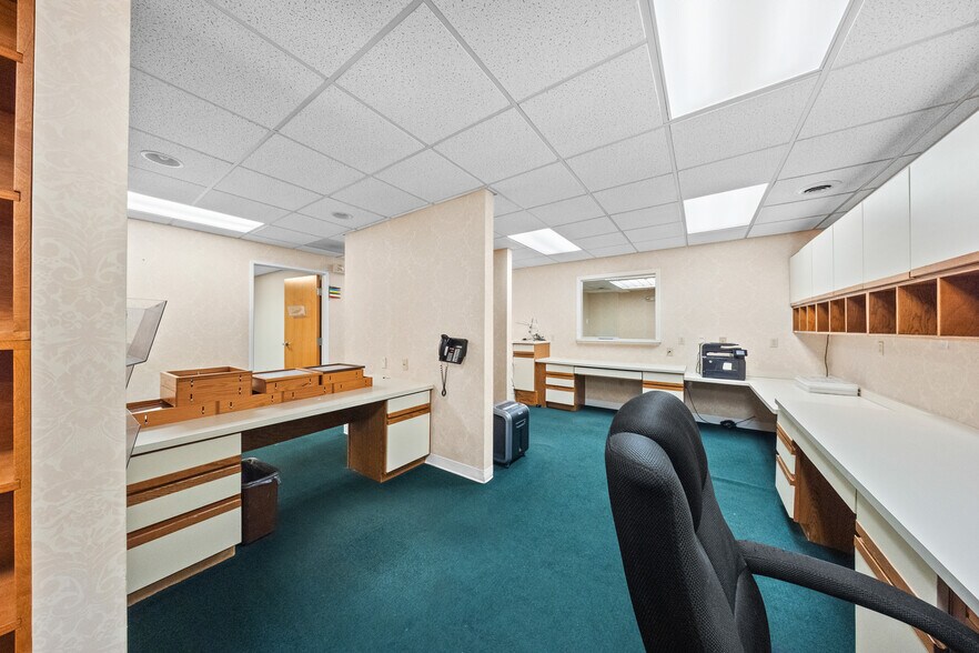 More Photos Of 1901 Winchester Ave, Ashland Office For Sale