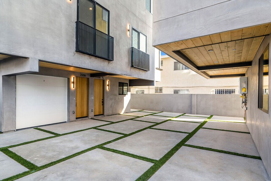 More Photos Of 2204 Carmona Ave, Los Angeles Apartments For Sale