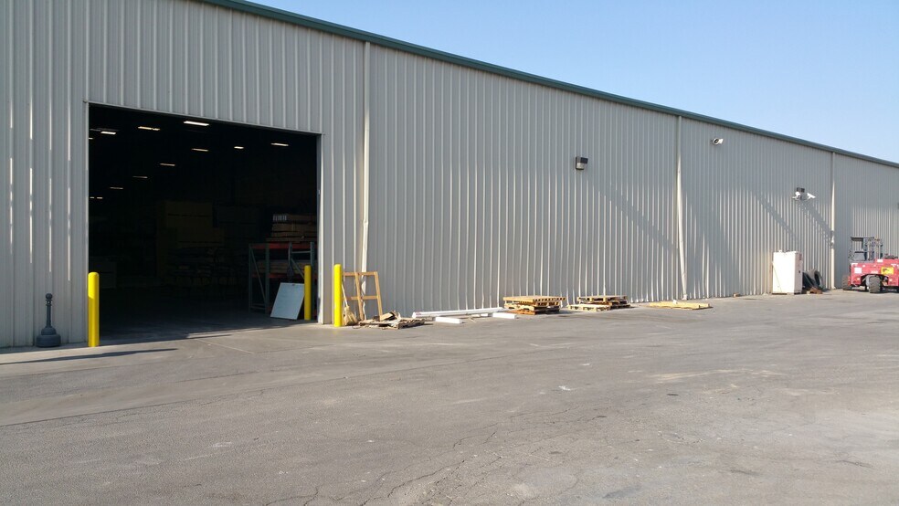 More Photos Of 3401 N Sillect Ave, Bakersfield Distribution For Lease