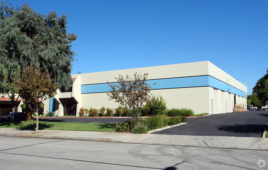 More Photos Of 9230-9242 Deering Ave, Chatsworth Warehouse For Lease