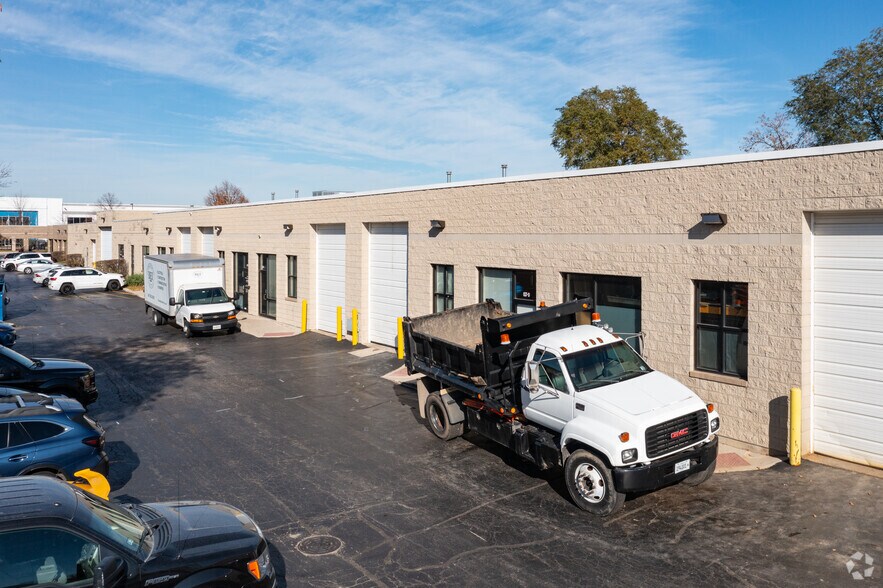 More Photos Of 837 Oakton St, Elk Grove Village Warehouse For Lease