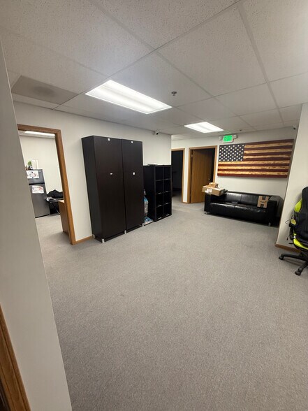 More Photos Of 141-161 Covington Dr, Bloomingdale Light Manufacturing For Lease