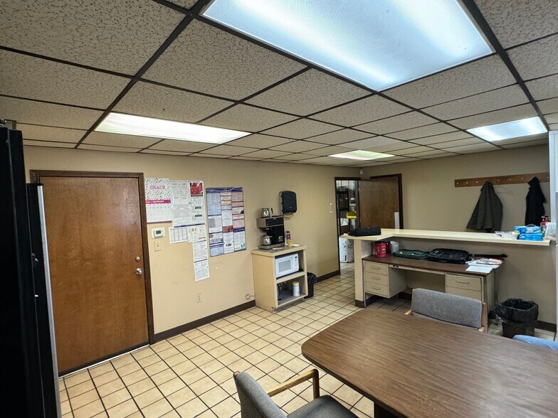 More Photos Of 4200 Shawnee Dr, Kansas City Manufacturing For Lease