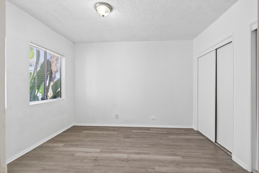 More Photos Of 526-534 W 47th St, Los Angeles Apartments For Sale