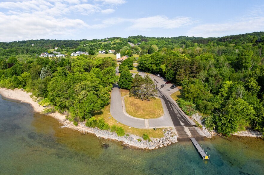 More Photos Of 5046 S West Bay Shore Dr, Suttons Bay Storefront Retail Residential For Sale