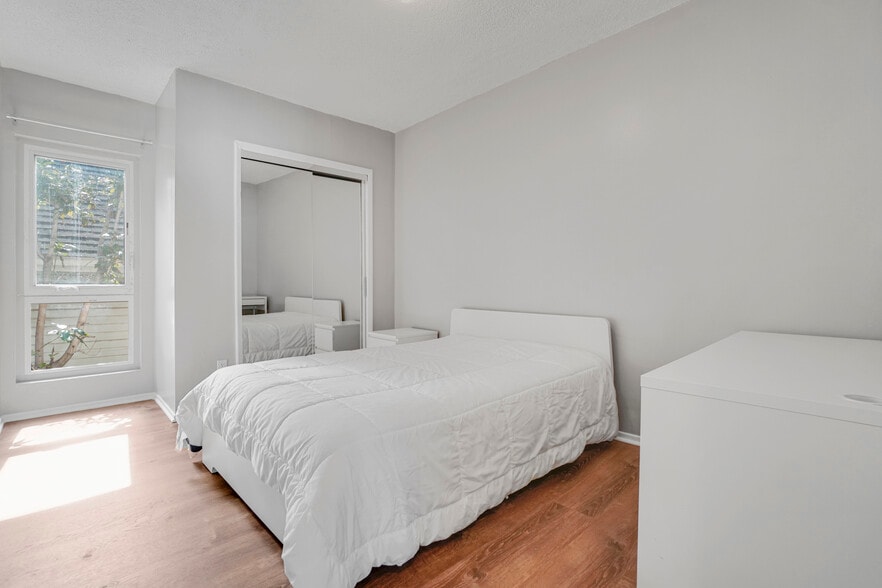 More Photos Of 1143 W 28th St, Los Angeles Multifamily For Sale
