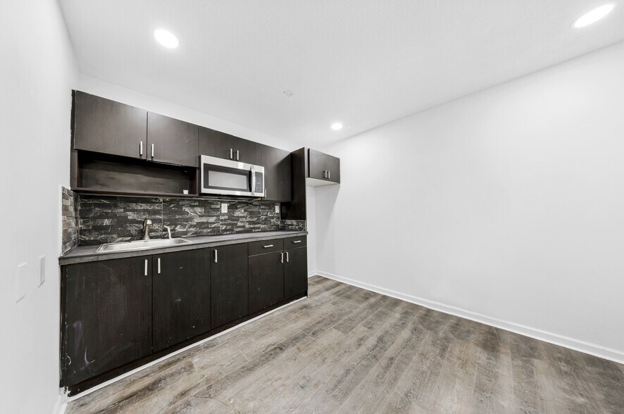 More Photos Of 7550 W 2nd Ct, Hialeah Warehouse For Lease