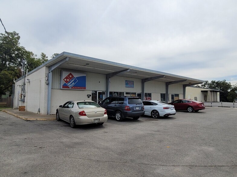 More Photos Of 1007 S Guadalupe St, Seguin Storefront For Sale