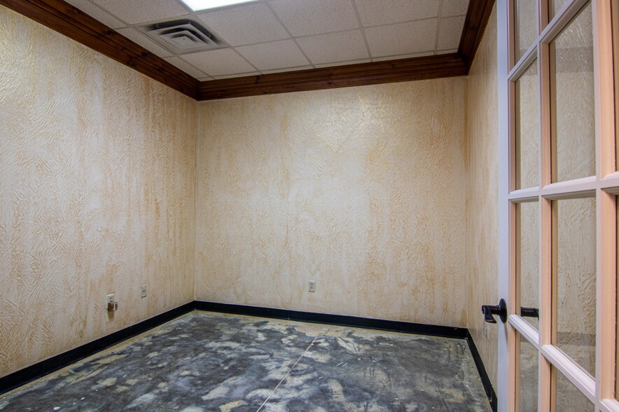 More Photos Of 1968 E Chestnut Expy, Springfield Office For Lease