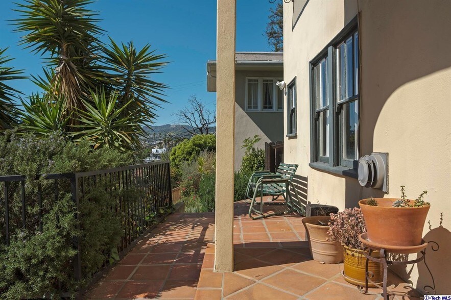 More Photos Of 3201 Hamilton Way, Los Angeles Apartments For Sale